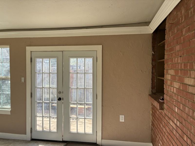 1612 Oxford Way - Photo 2 of 7