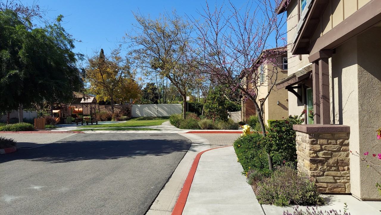 561 Moonlight Dr - Photo 2 of 8