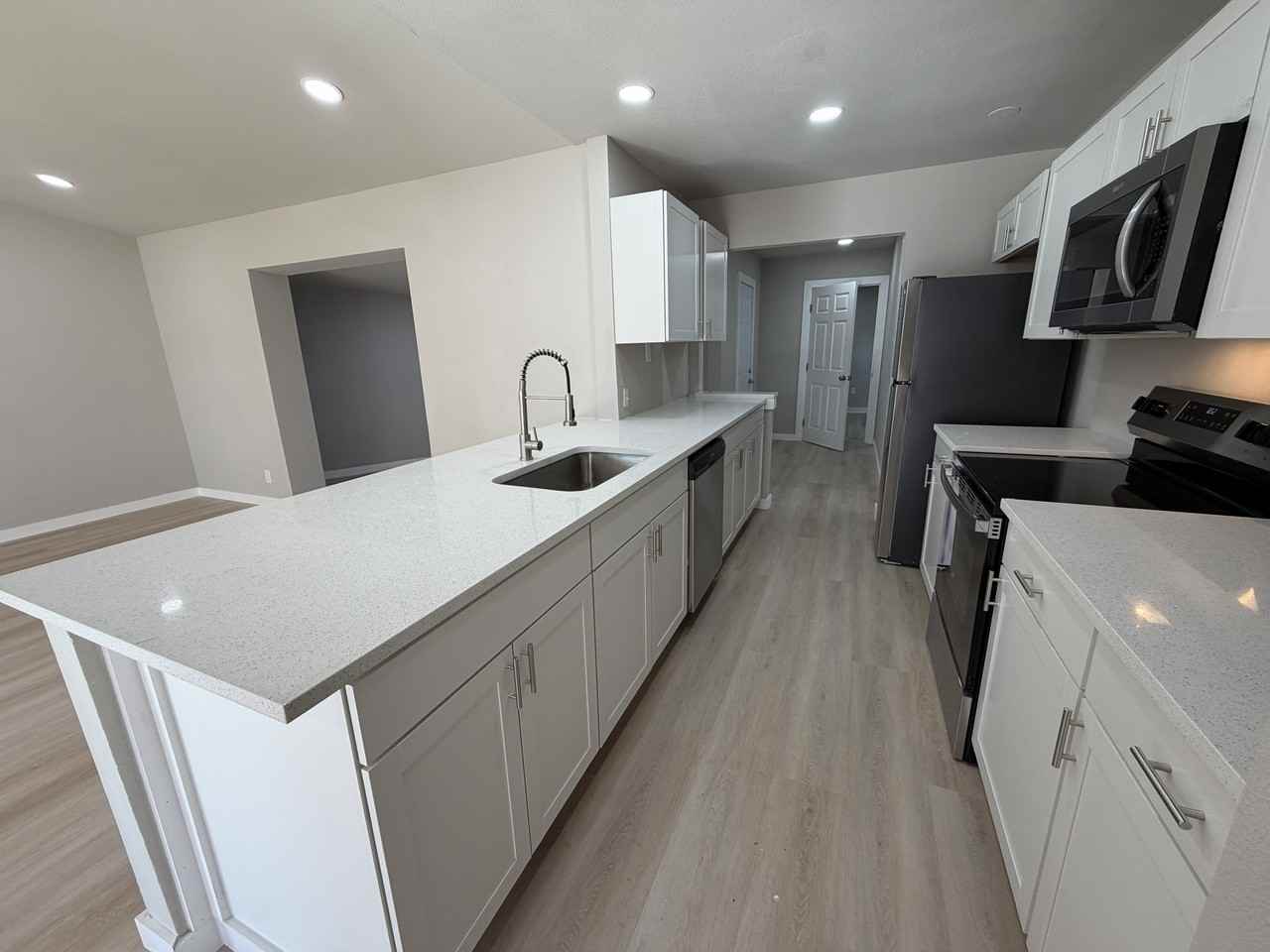 404 Lowell Ln - Photo 4 of 11