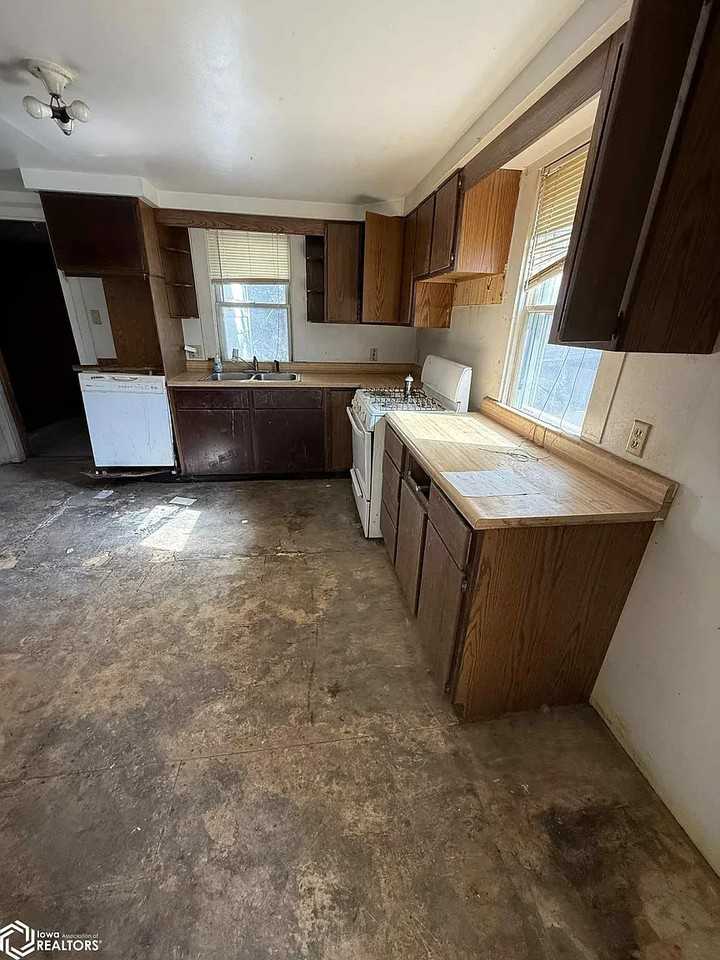 135 Chandler Blvd - Photo 6 of 12