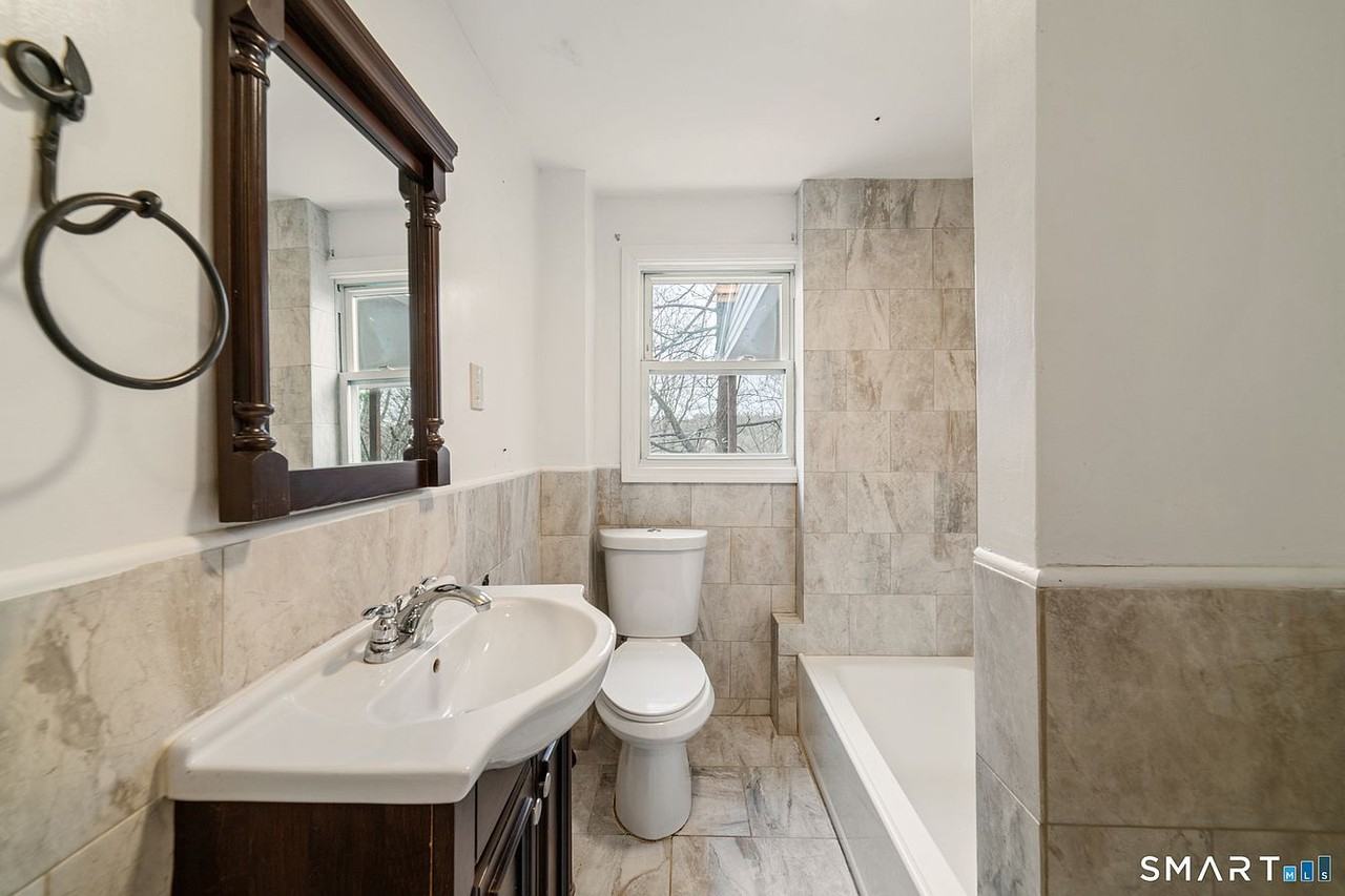 141 Irving Ave - Photo 3 of 9