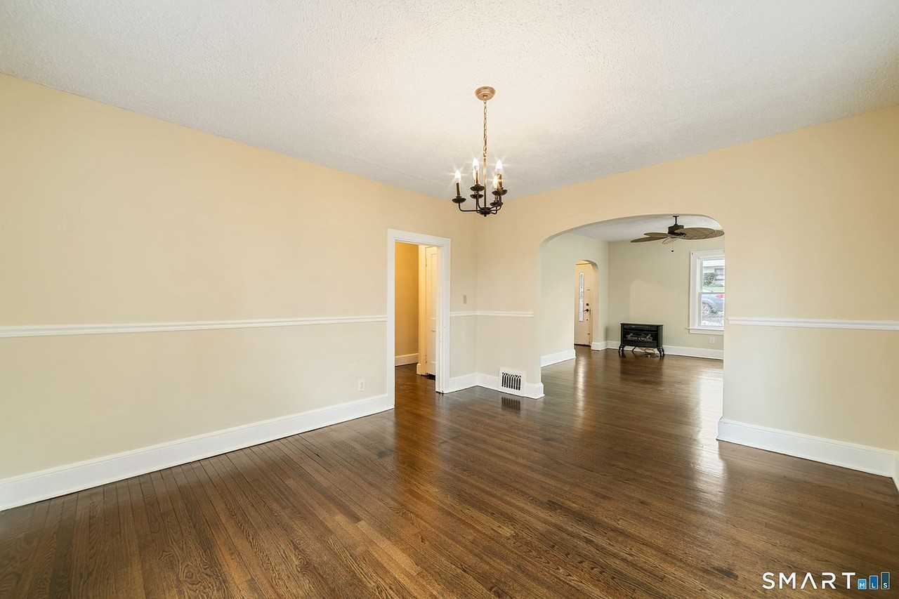 141 Irving Ave - Photo 4 of 9