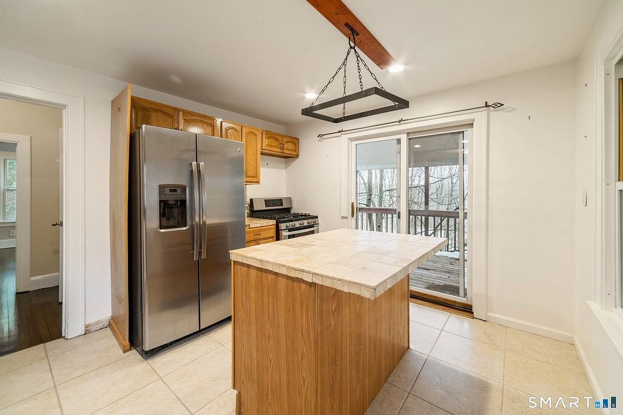 141 Irving Ave - Photo 5 of 9