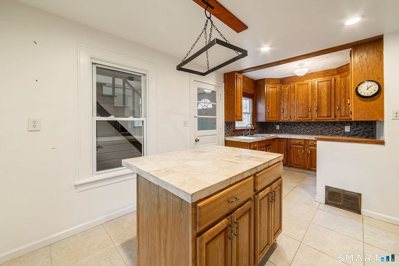 141 Irving Ave - Photo 6 of 9