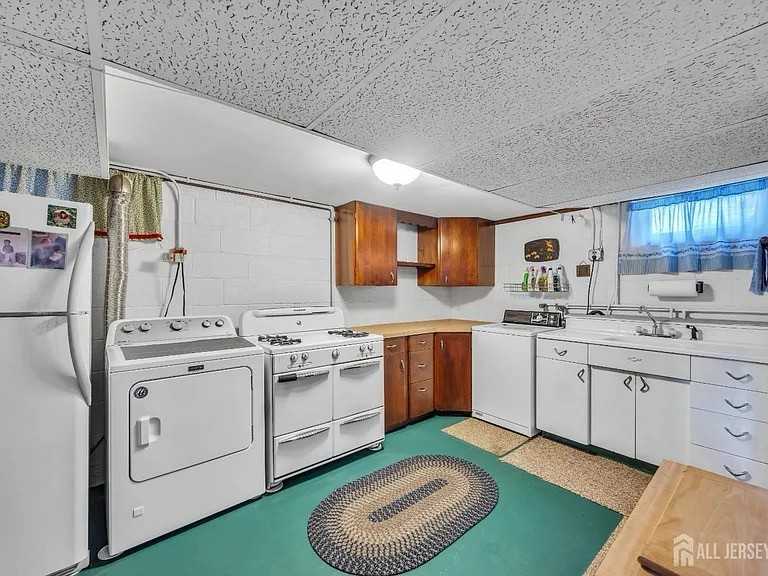 143 Safran Ave - Photo 3 of 20