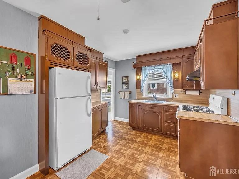 143 Safran Ave - Photo 5 of 20