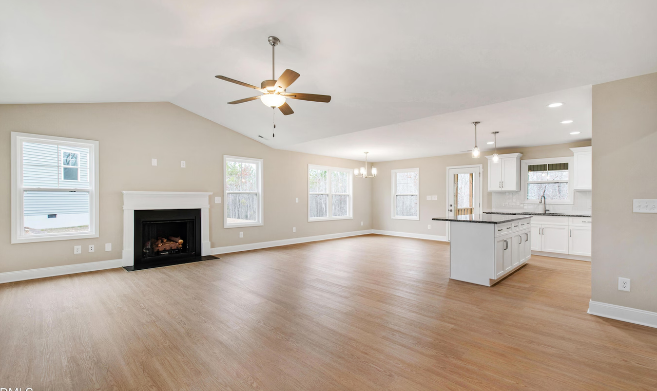 77 Falls River Ct - Photo 4 of 15