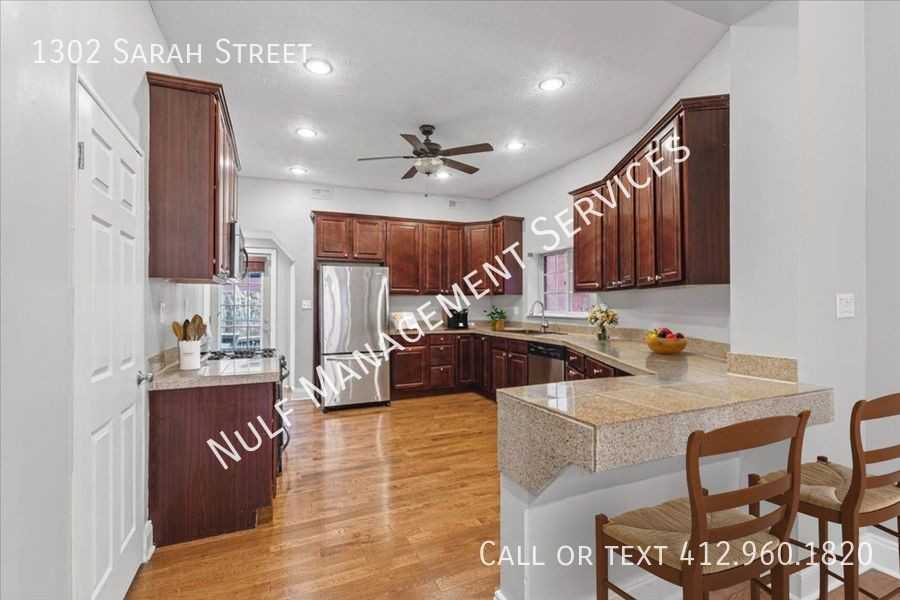 1302 Sarah St - Photo 2 of 24