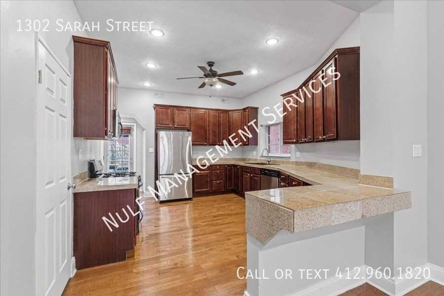 1302 Sarah St - Photo 4 of 24