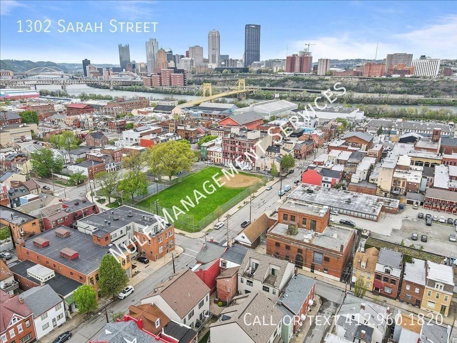 1302 Sarah St - Photo 5 of 24