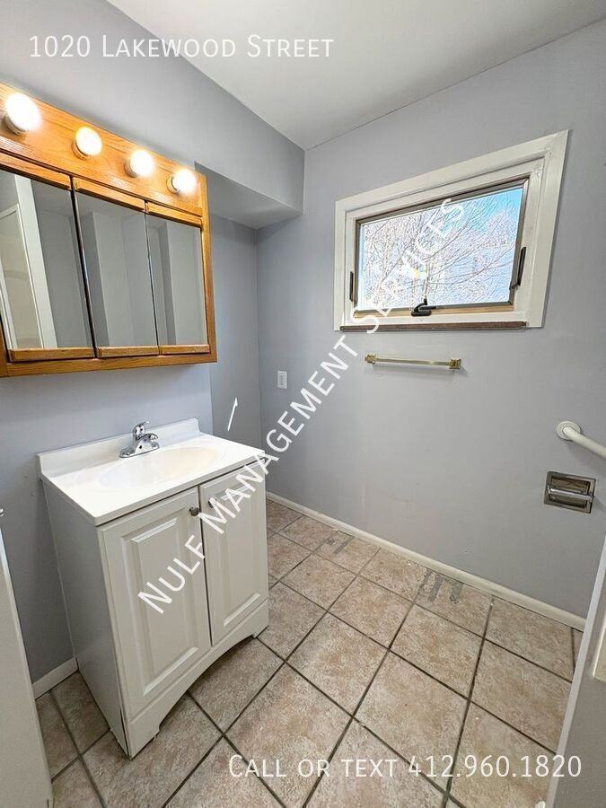 1020 Lakewood Ave - Photo 7 of 11