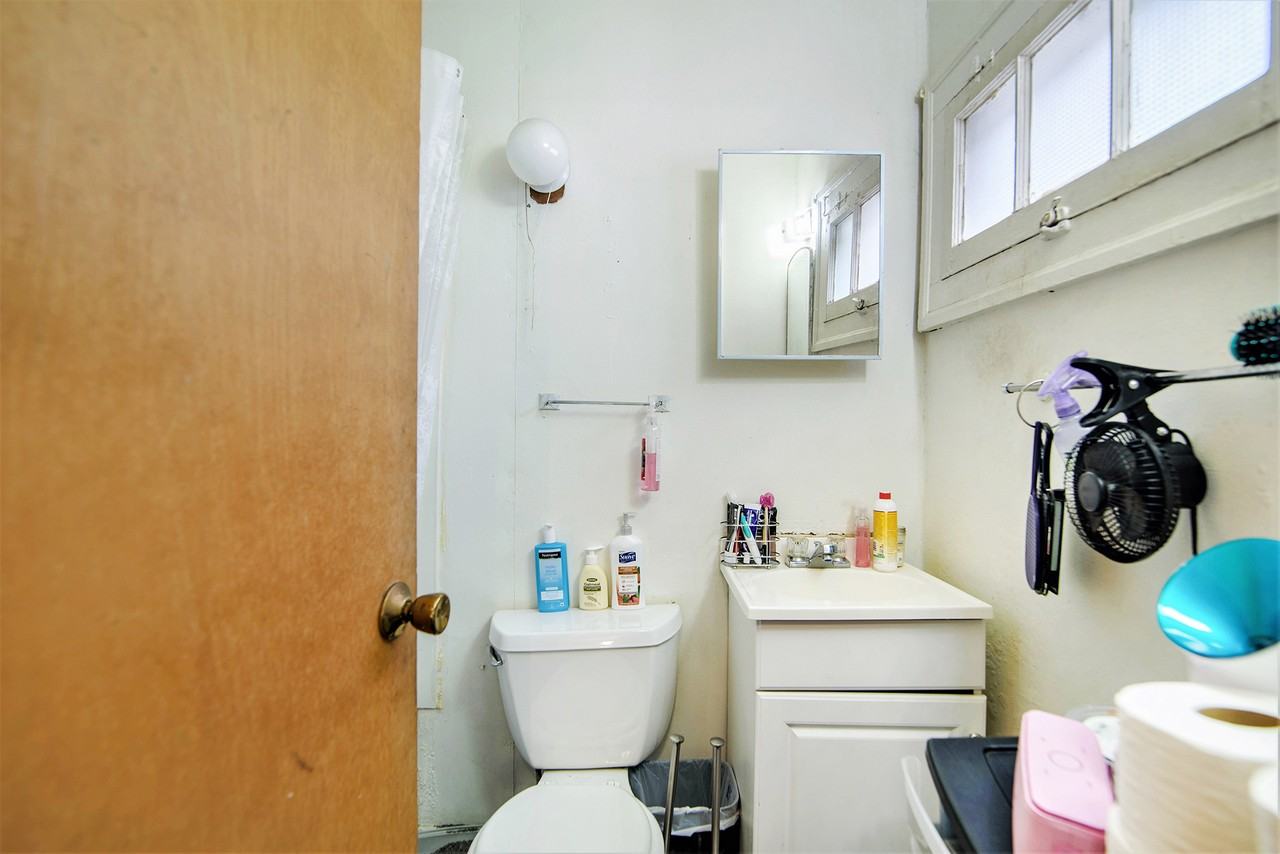 428 S Division St #1 - Photo 3 of 6