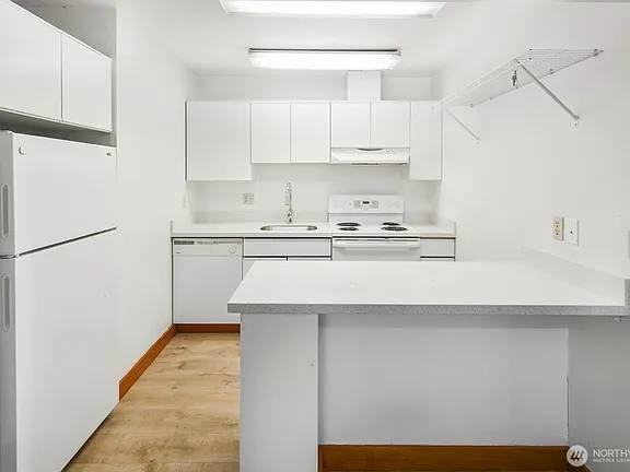 5210 11th Ave Ne #B - Photo 4 of 17