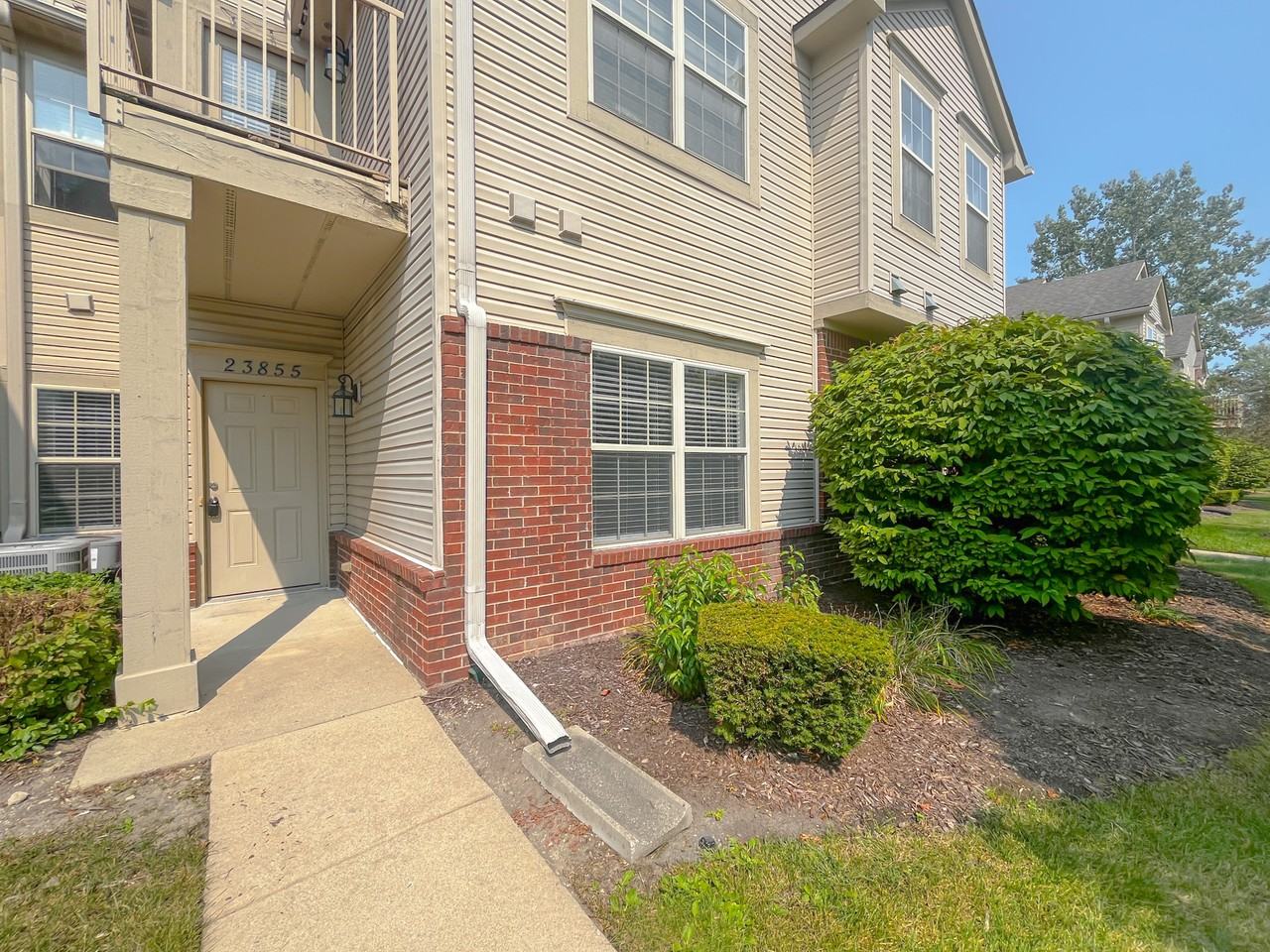 23855 Greenwood Dr - Photo 3 of 25