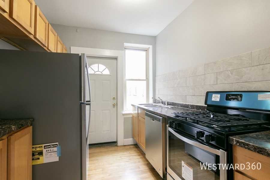 1622 W Sherwin Ave #3 - Photo 2 of 8