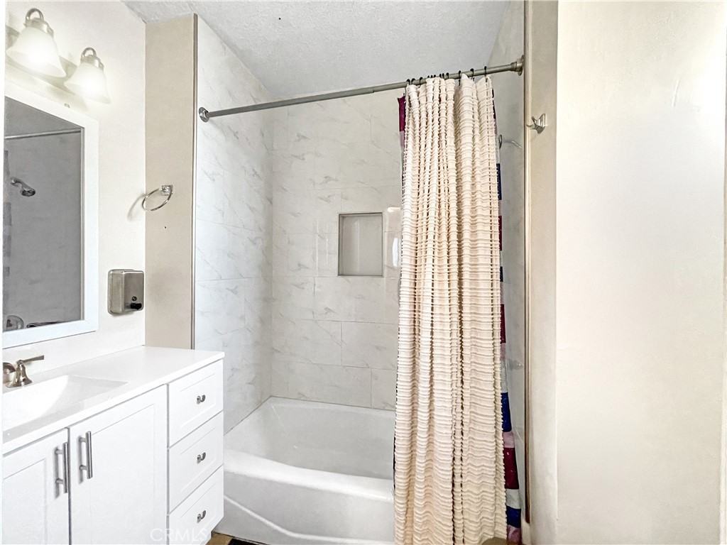 4084 W 137th St #4084B - Photo 7 of 8