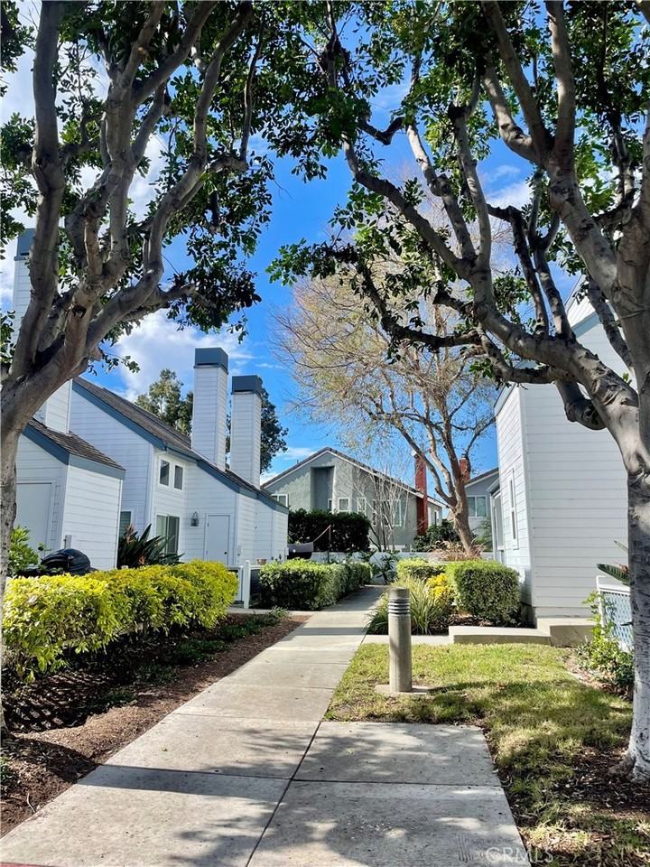 27 Briarglen #27-10 - Photo 3 of 31