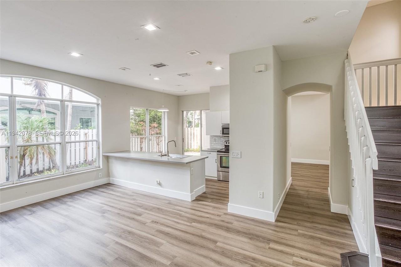 3755 Sw 50th St #3755 - Photo 4 of 25