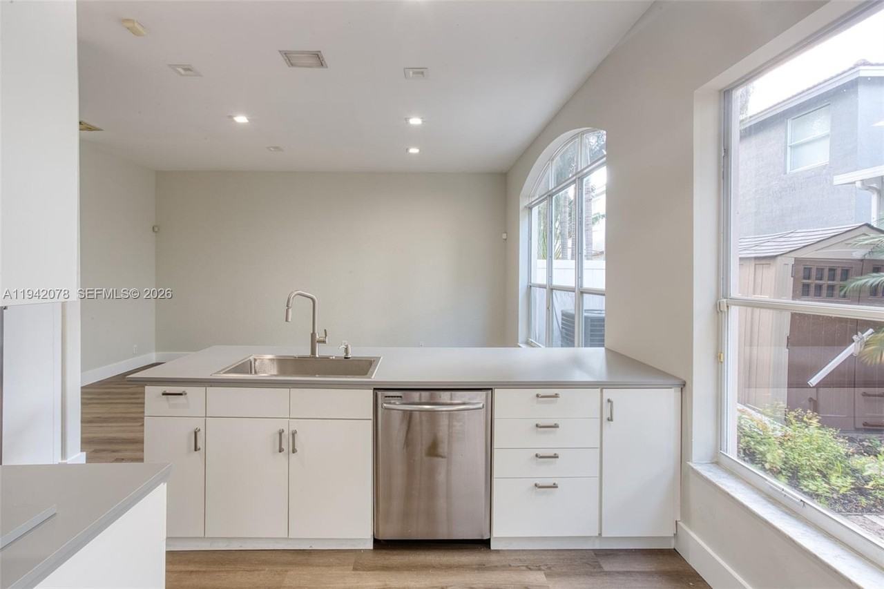 3755 Sw 50th St #3755 - Photo 6 of 25