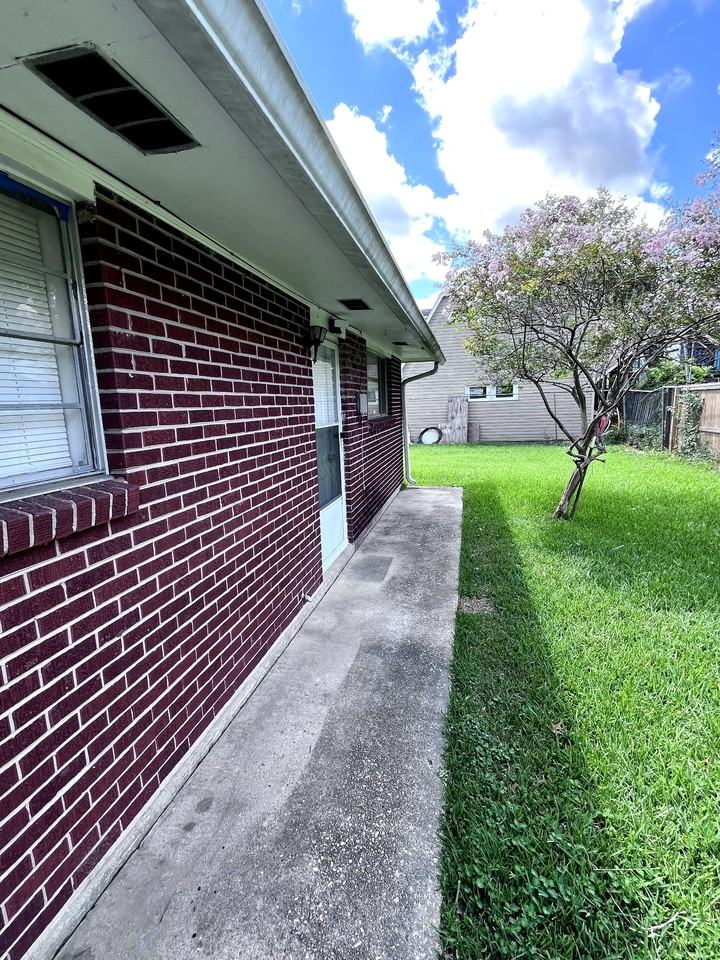 3022 Wilshire Drive - Photo 2 of 8