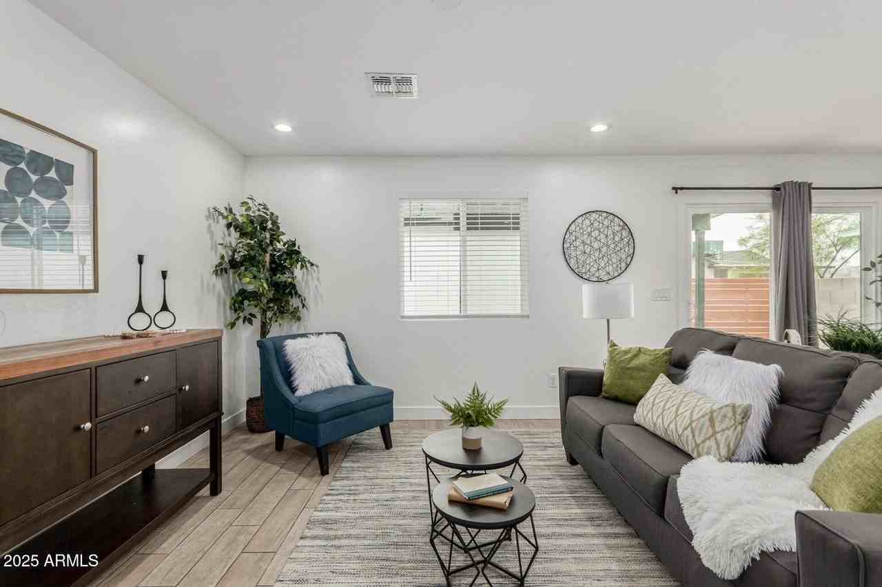 2206 E Alta Vista Rd - Photo 2 of 16