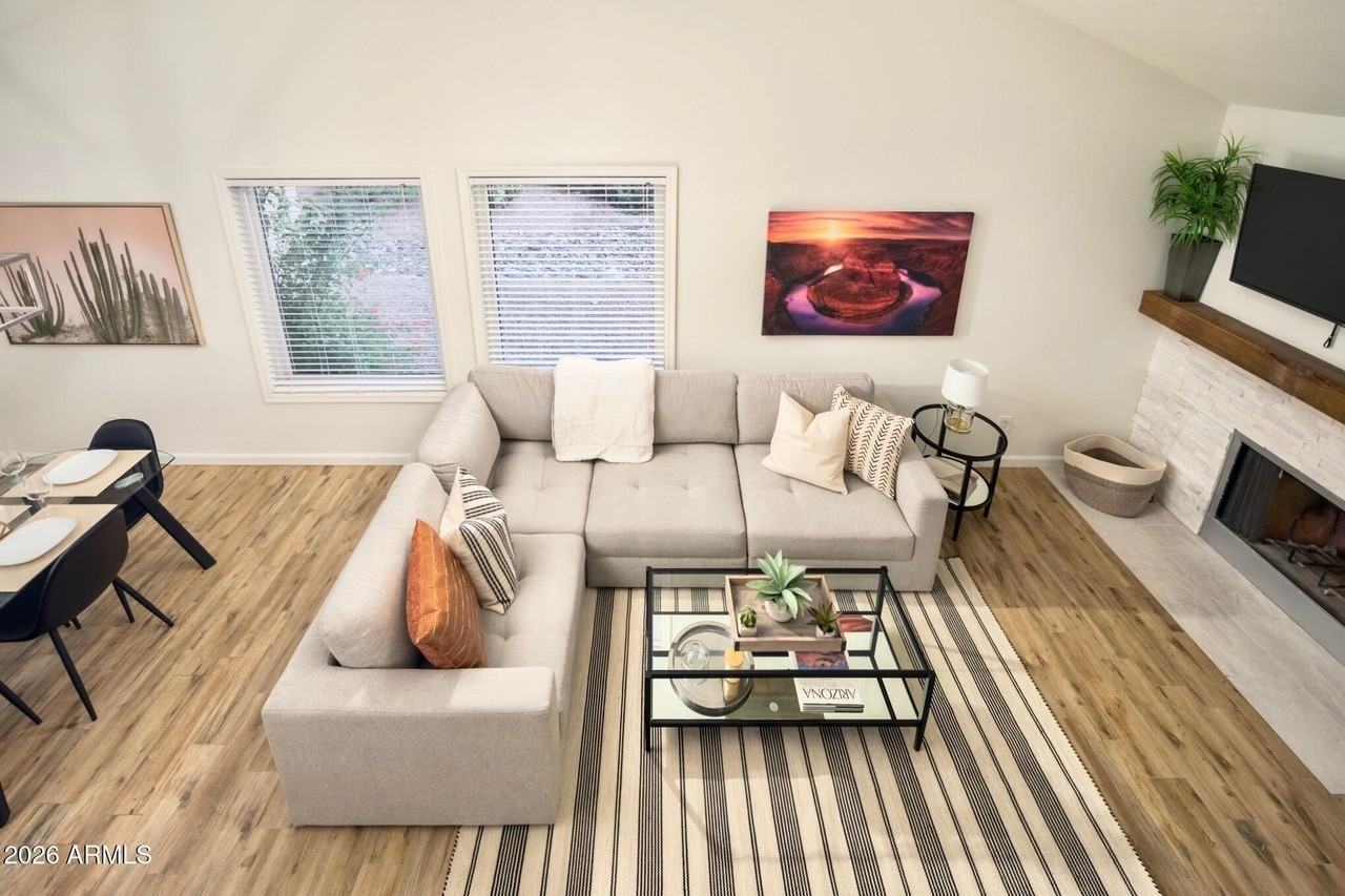 322 E Bluebell Ln - Photo 4 of 22