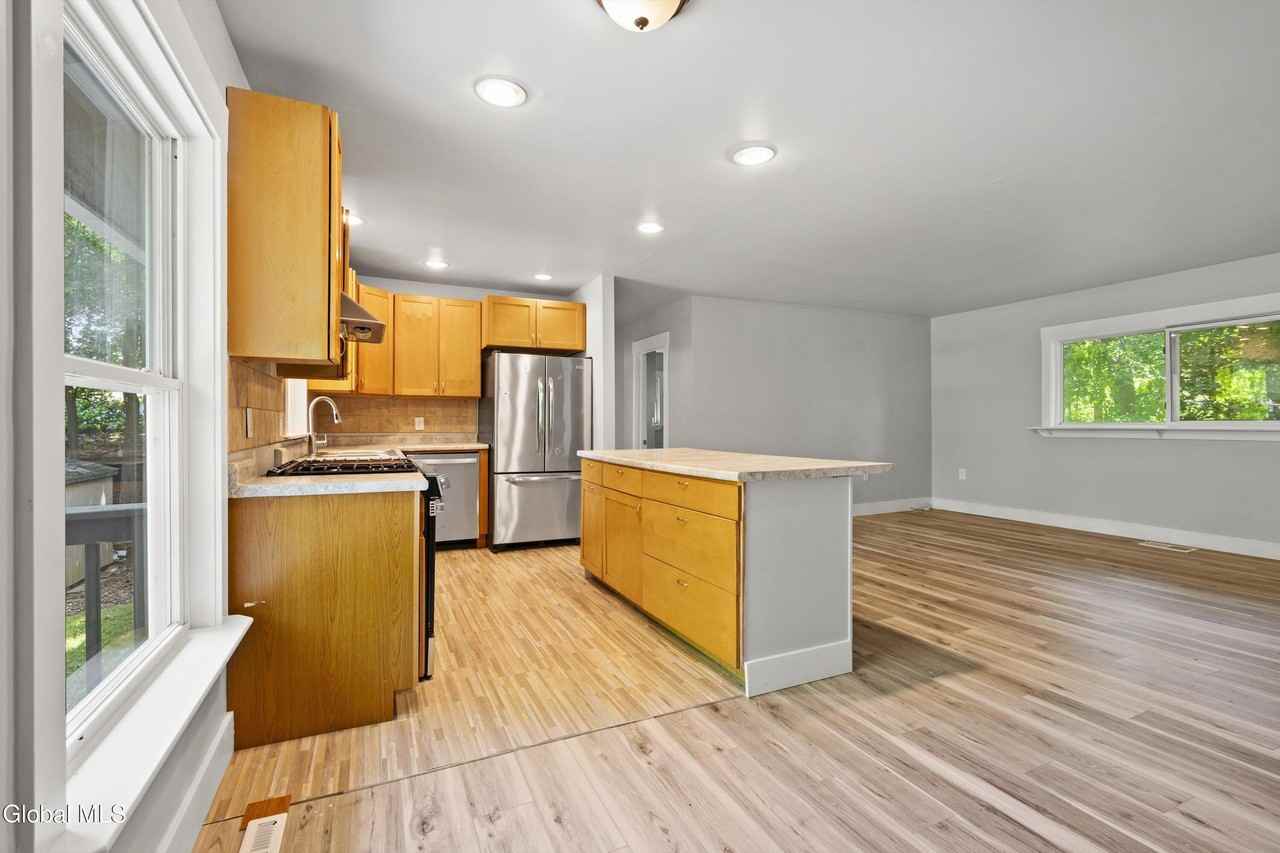 99 1/2 Walworth St - Photo 3 of 14