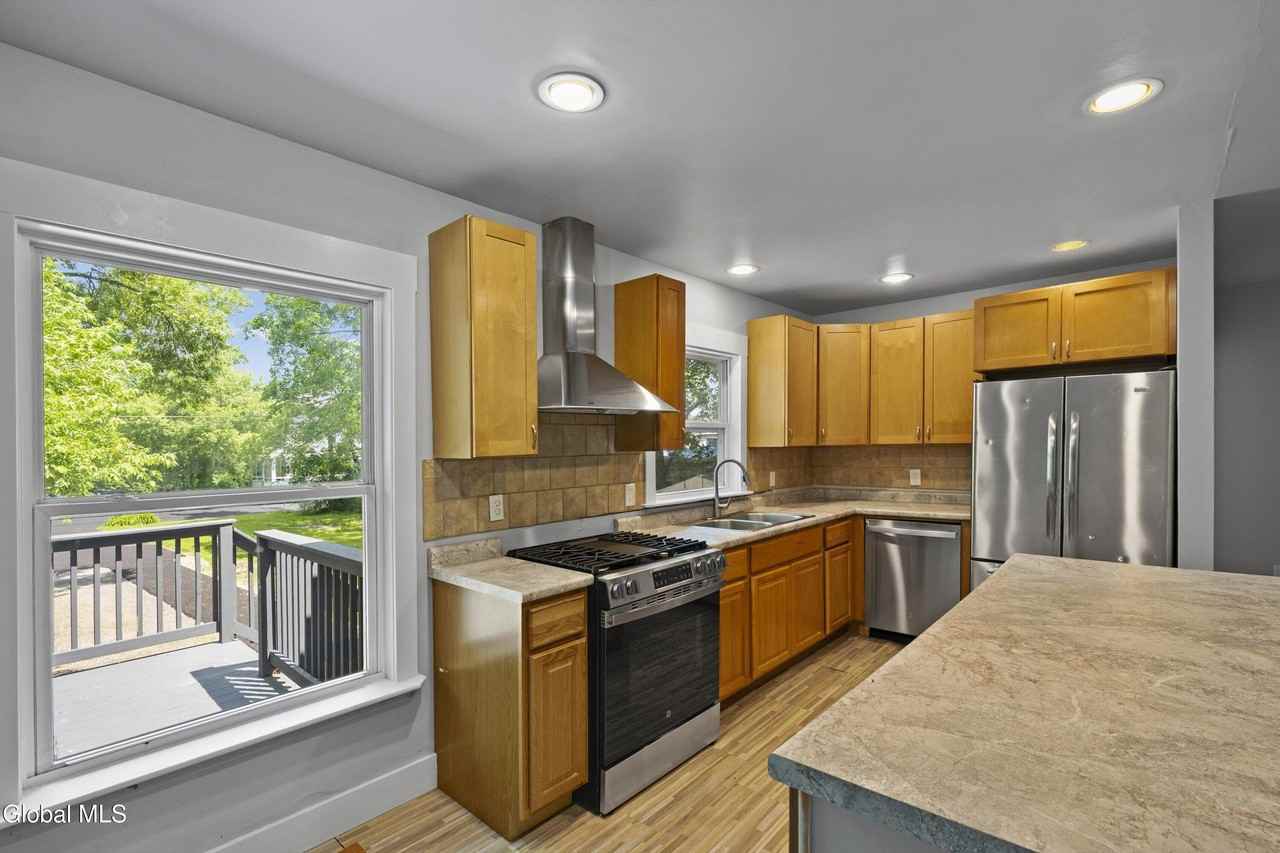 99 1/2 Walworth St - Photo 4 of 14