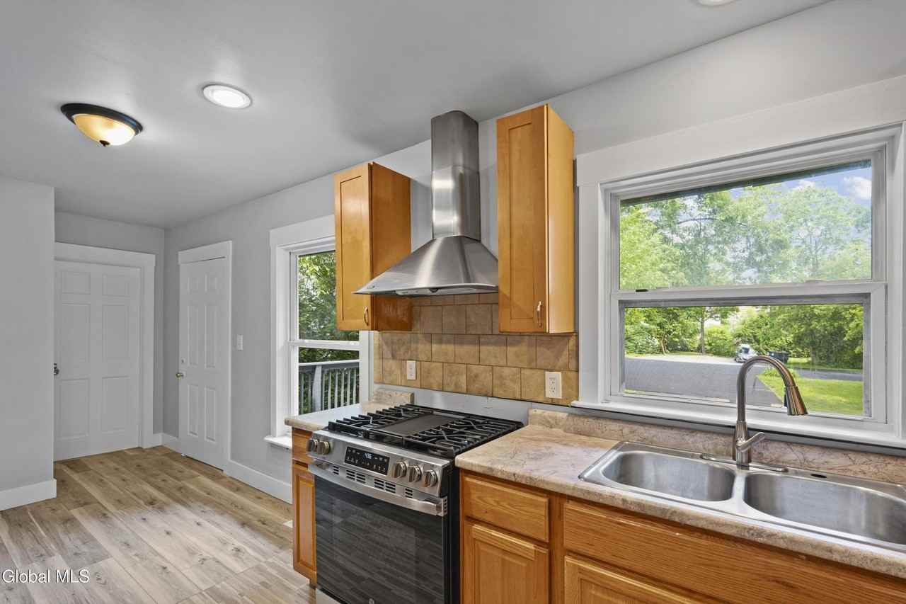 99 1/2 Walworth St - Photo 5 of 14