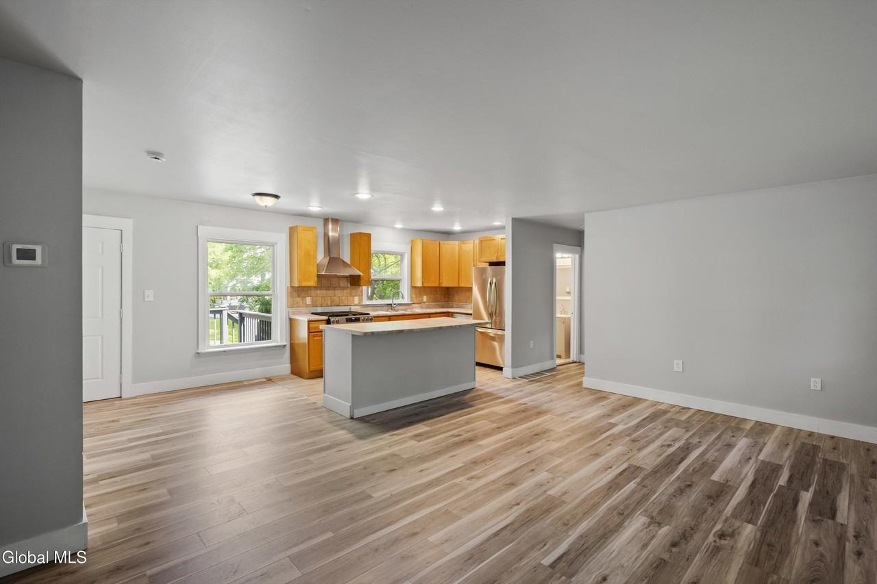 99 1/2 Walworth St - Photo 6 of 14