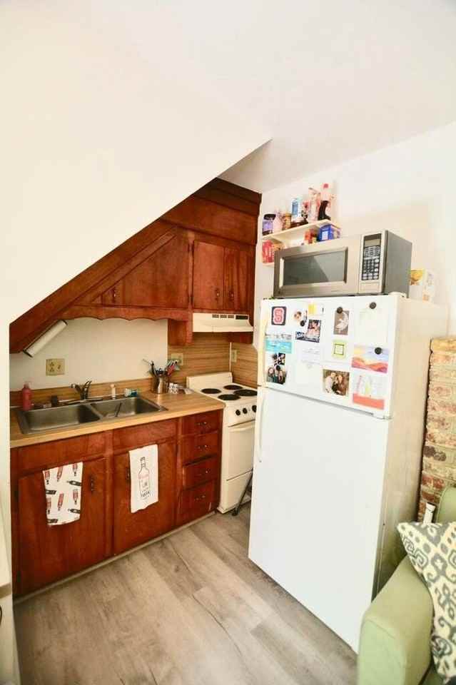 24 Bee St Apt E - Photo 3 of 7