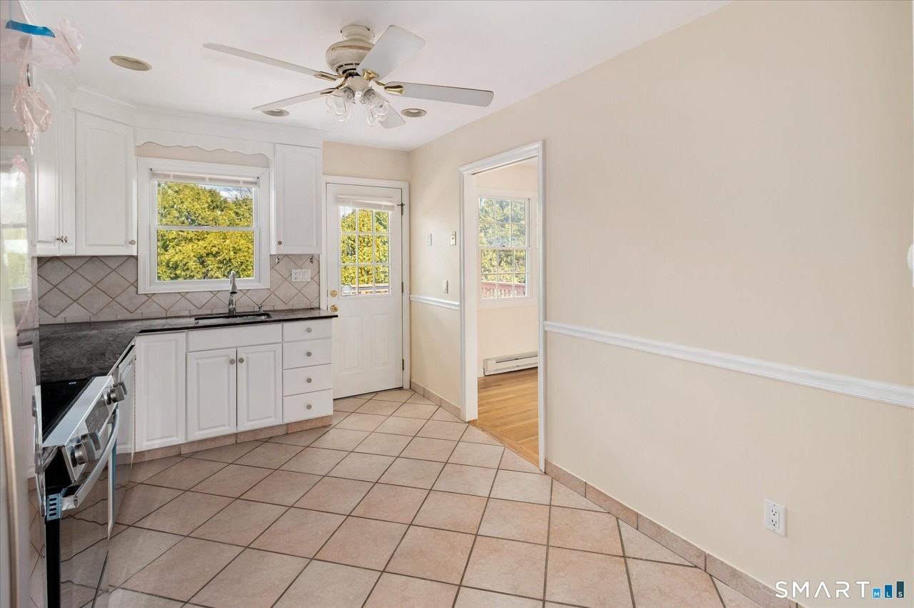 48 Lanell Dr - Photo 4 of 23