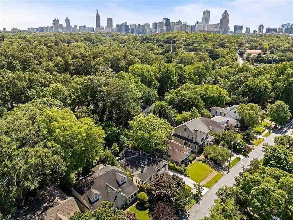 663 Yorkshire Rd Ne - Photo 6 of 50