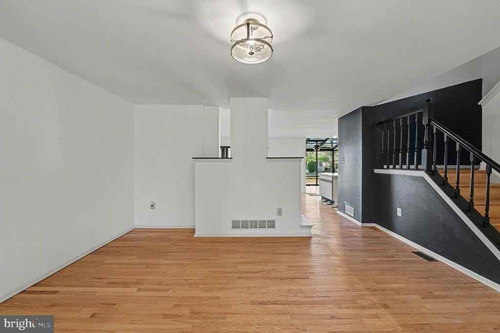 1522 Isaacs Ct - Photo 4 of 37