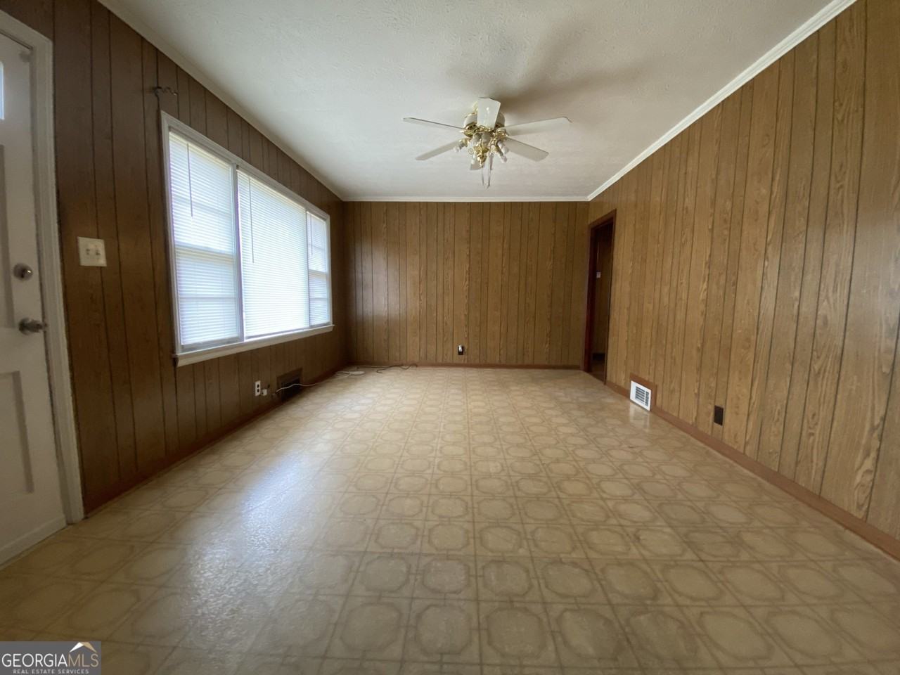 225 S Myrtle St - Photo 2 of 9