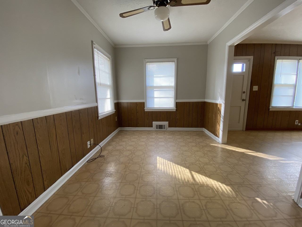 225 S Myrtle St - Photo 4 of 9