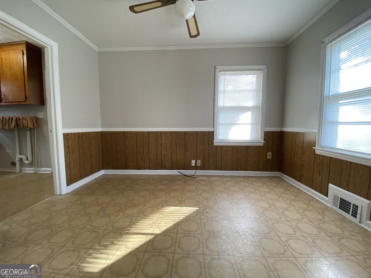 225 S Myrtle St - Photo 5 of 9