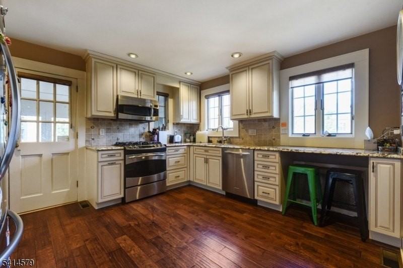 869 Ridgewood Rd - Photo 7 of 26