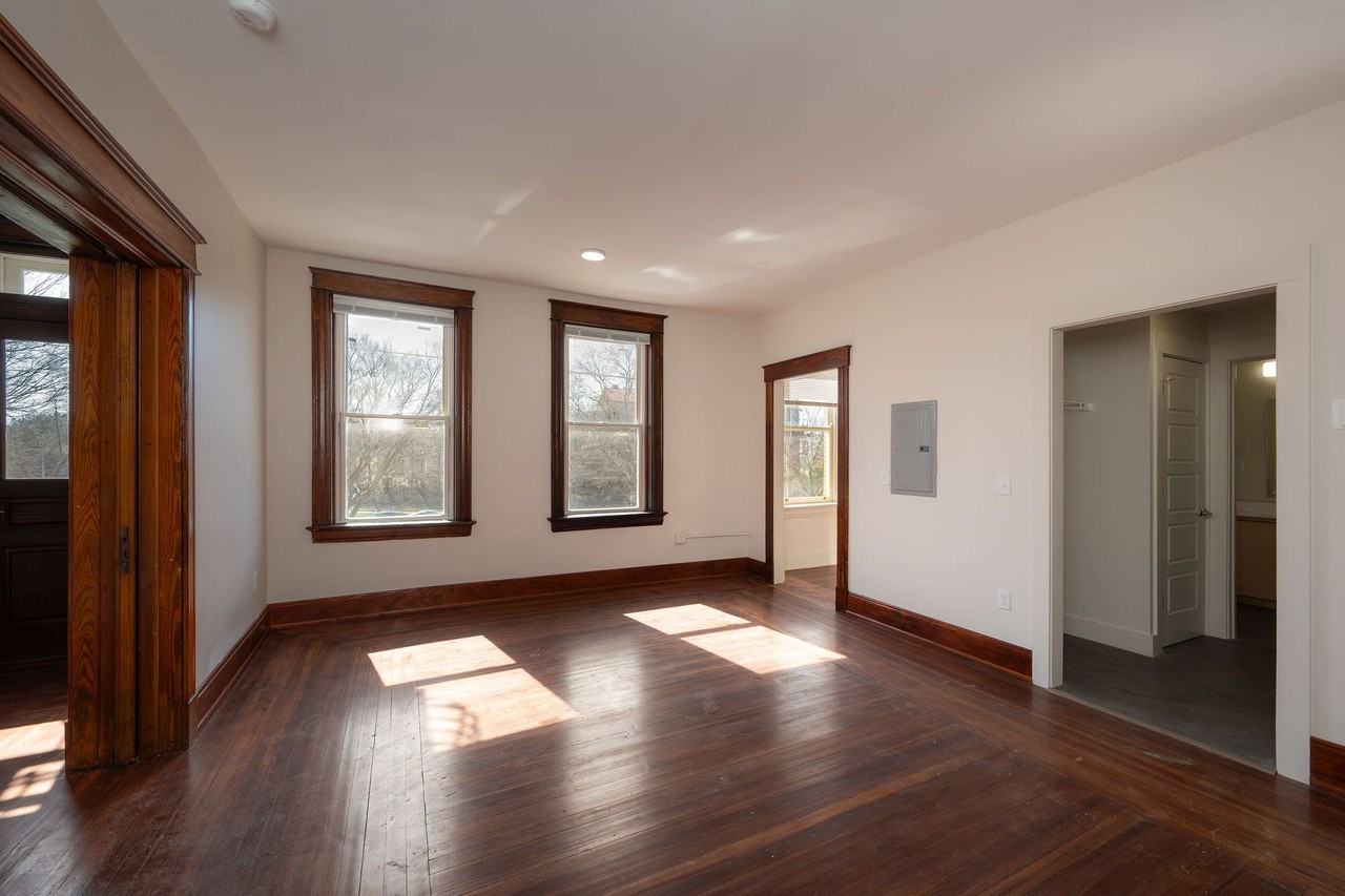 Brewster Ave Apartments - Photo 3 of 5