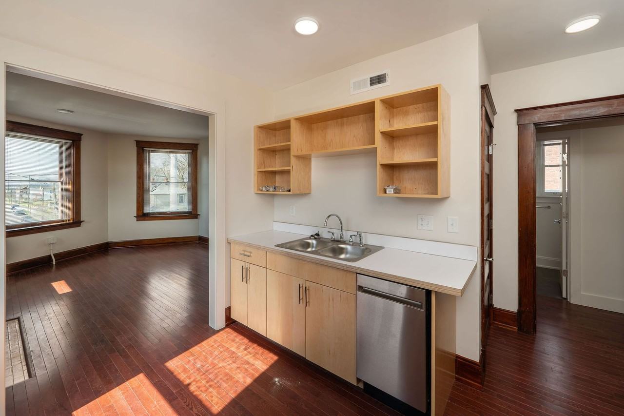 Brewster Ave Apartments - Photo 4 of 5