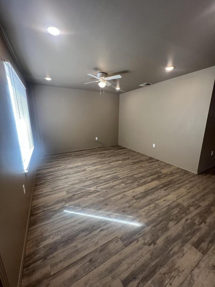 1505 E 6th St - Photo 5 of 22