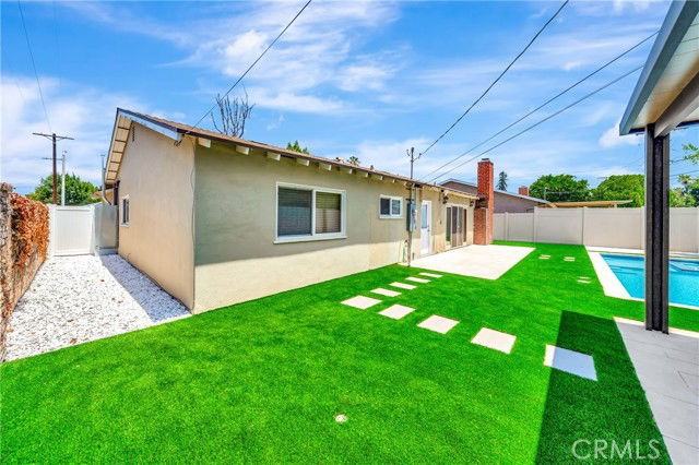 23010 Hartland St - Photo 4 of 8