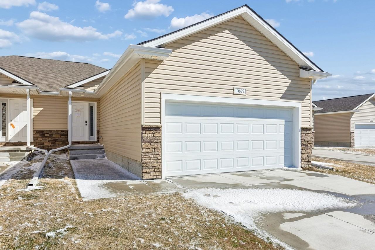 1069 N 170th Ter - Photo 2 of 25