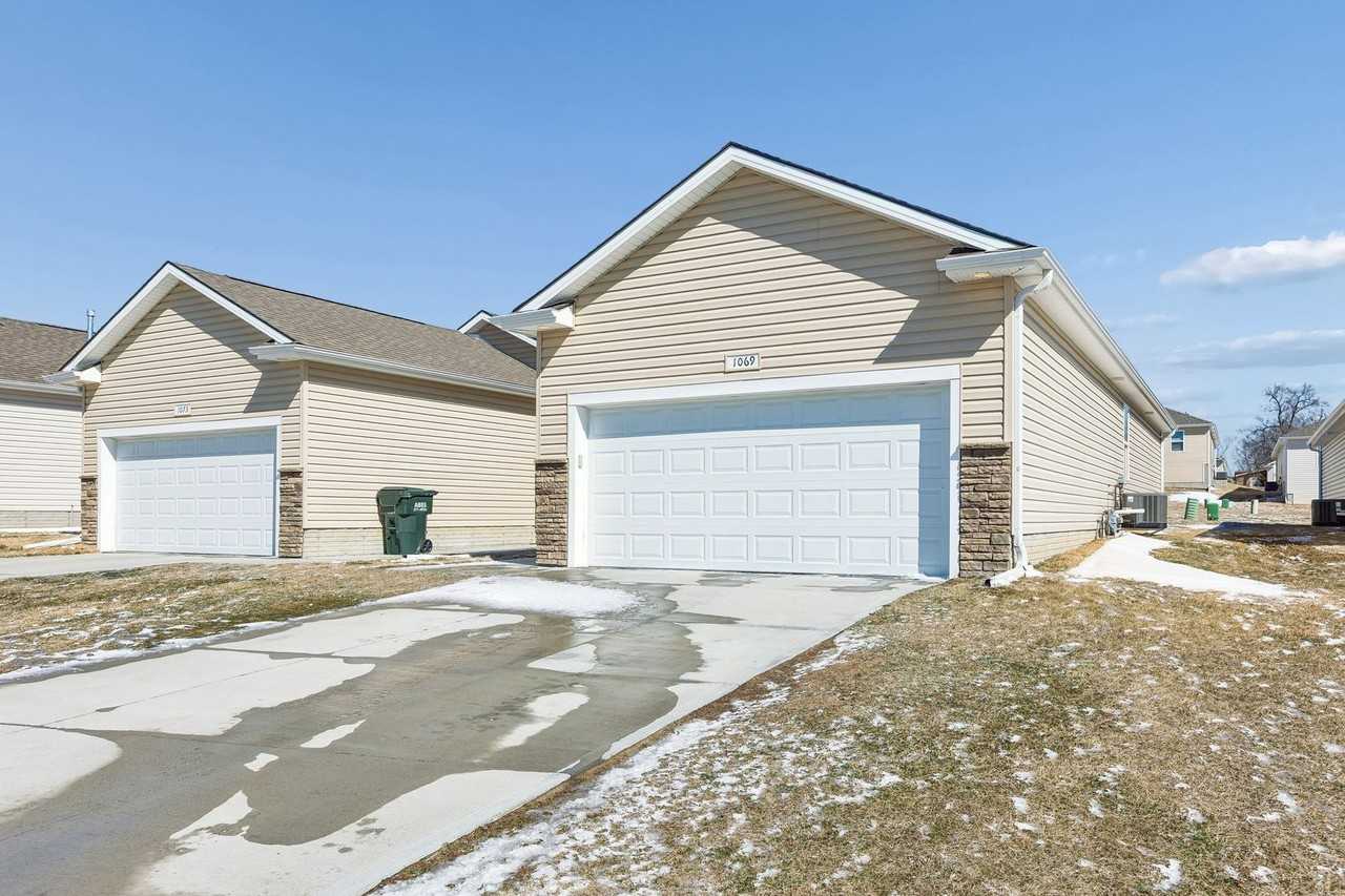 1069 N 170th Ter - Photo 3 of 25