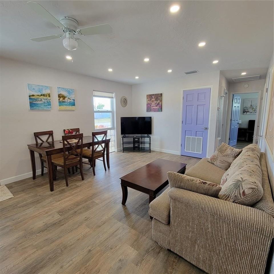 8134 Aero Ave - Photo 2 of 23