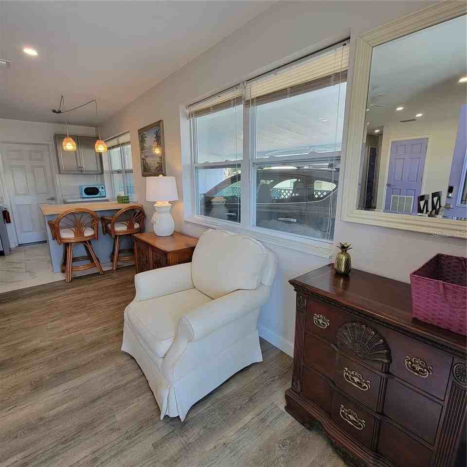 8134 Aero Ave - Photo 3 of 23