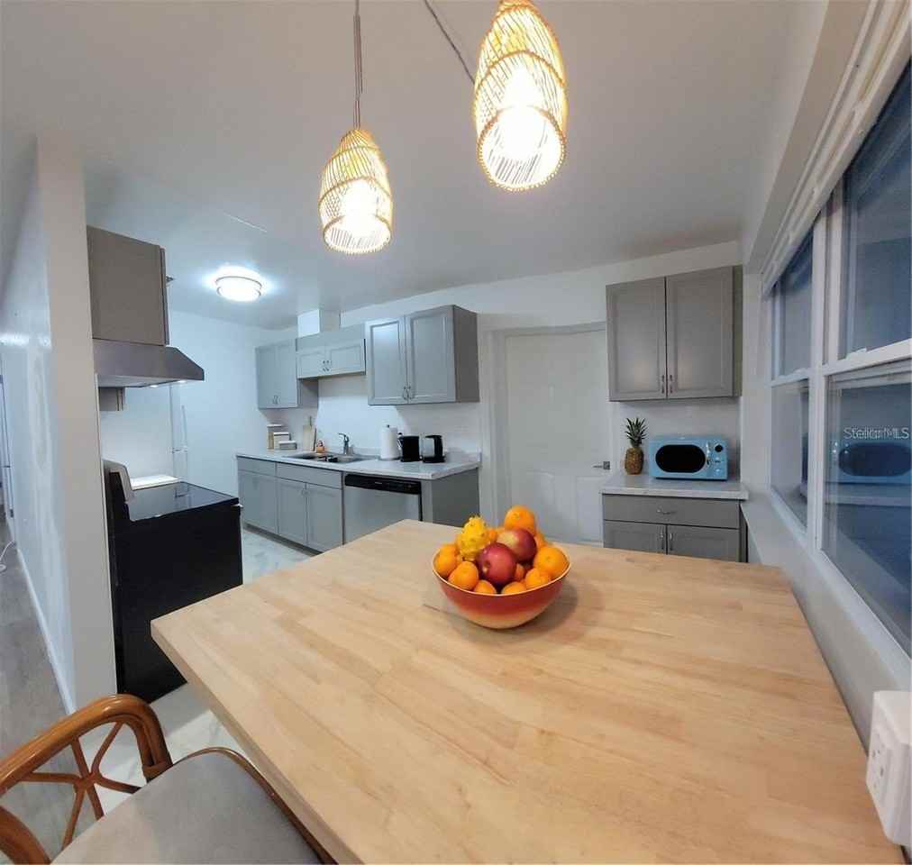 8134 Aero Ave - Photo 7 of 23