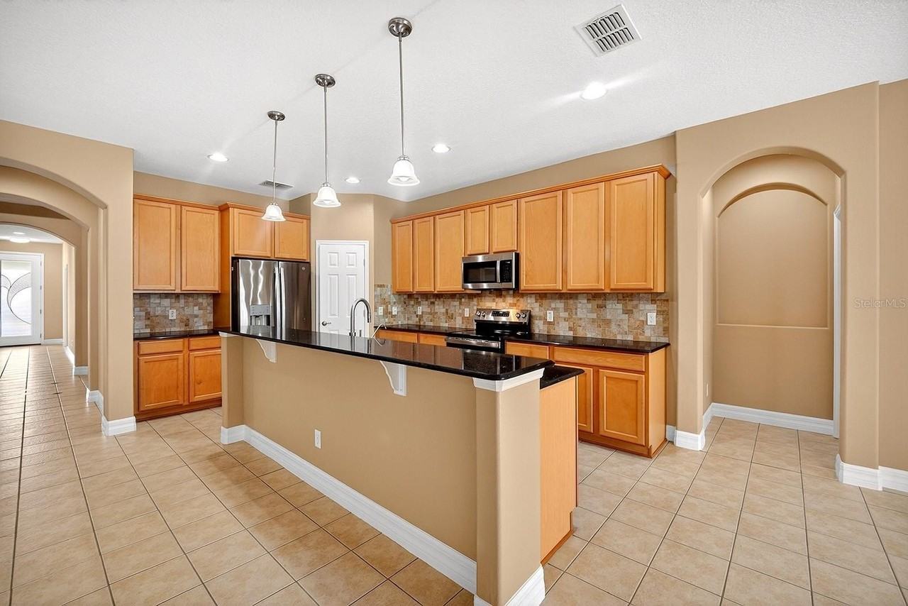 1374 Lexington Ave - Photo 7 of 34