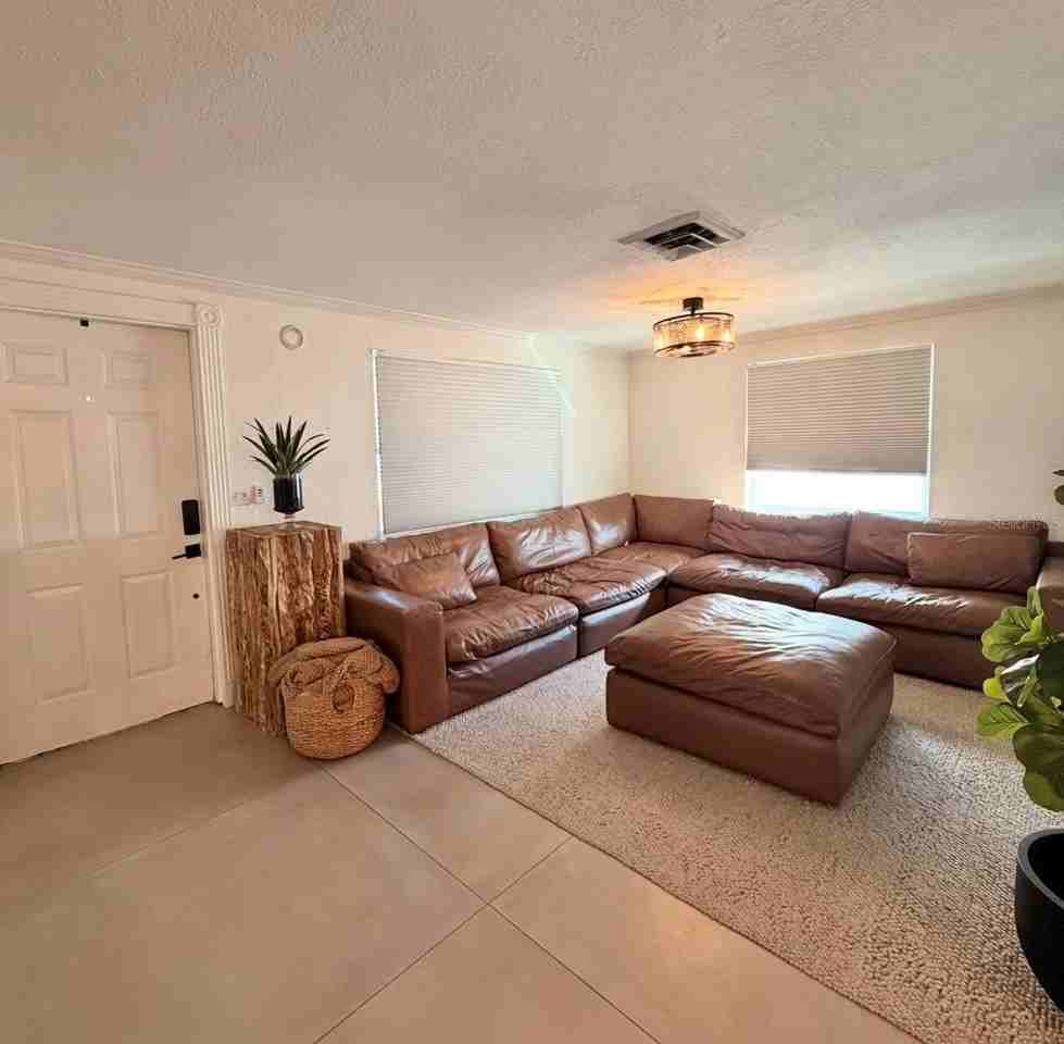 7060 52nd St N - Photo 2 of 12