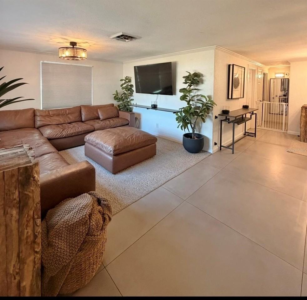 7060 52nd St N - Photo 3 of 12